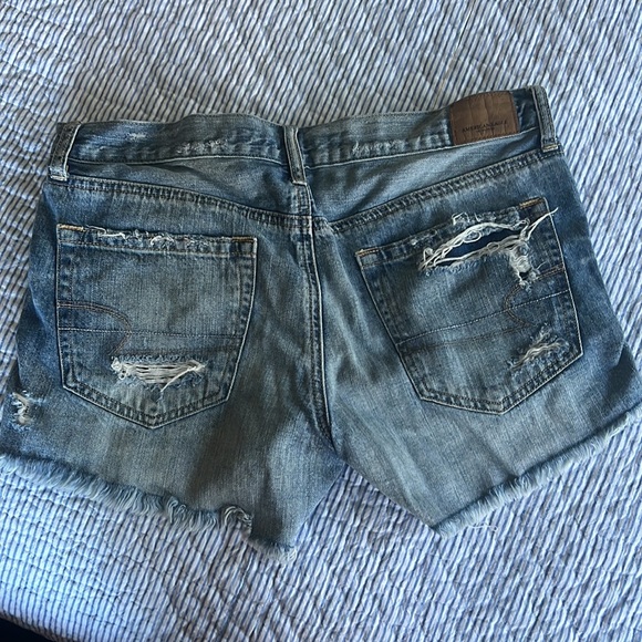 American Eagle, distressed jean shorts, size 6 - Picture 4 of 4